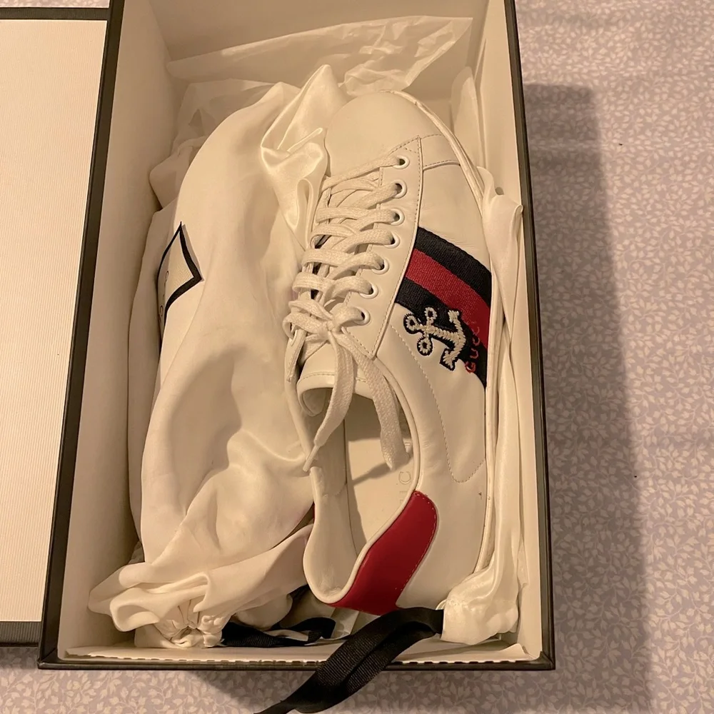 Gucci sneakers in fair condition, only worn like 5-7 times, size 9 men. - Picture 3 of 4